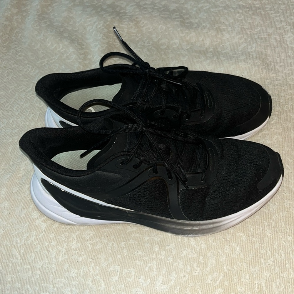 lululemon sneakers size nine in black